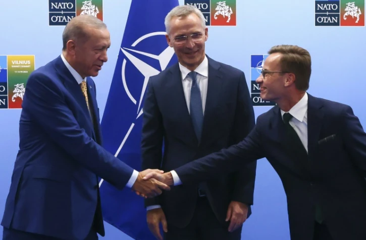 (g-d) Le président turc Recep Tayyip Erdogan, le secrétaire général de l'Otan Jens Stoltenberg et le Premier ministre suédois Ulf Kristersson, lors d'une rencontre à la veille du sommet de l'Otan, le 10 juillet 2023 à Vilnius, en Lituanie