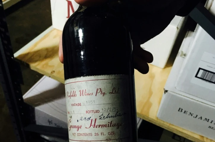 Cette photo prise par Celia McCarthy montre la bouteille de vin australien vendue aux enchères le 19 juillet 2017 à Melbourne. 