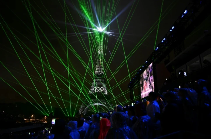 La tour Eiffel sous les lasers durant la cérémonie d'ouverture des Jeux olympiques de Paris, le 26 juillet 2024