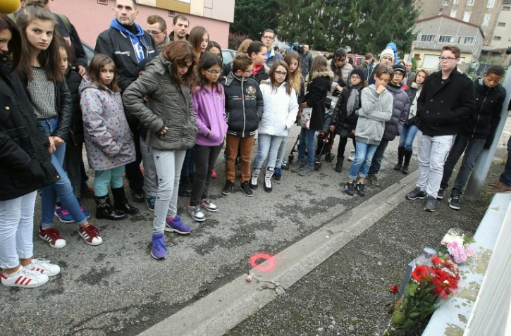 Des habitants de Joeuf, dans l'est de la France, rassemblés le 18 octobre 2015, en hommage à Lucas, un enfant de 7 ans poignardé par un homme souffrant de troubles psychiatriques