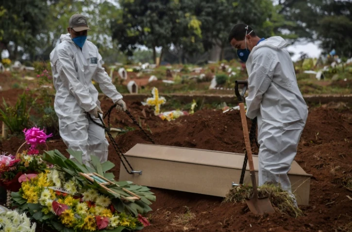 Enterrement d'un mort du Covid-19 au cimetière de Vila Formosa, près de Sao Paulo, au Brésil, le 20 mai 2020.