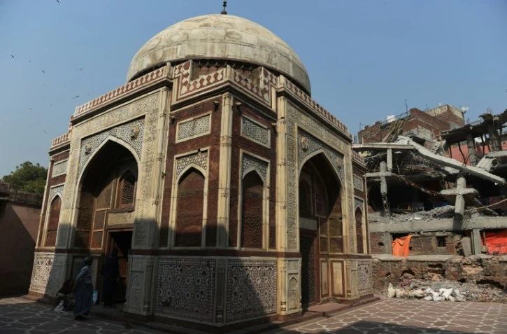 Un bâtiment qui avait été construit illégalement près d'une tombe d'Atgah Khan, démoli le 24 février  2016 à Nizamuddin