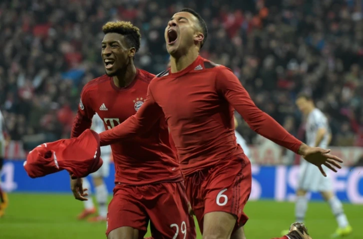 Thiago Alcantara exulte avec Kingsley Coman après avoir inscrit le 4e but du Bayern contre la Juventus, le 16 mars 2016 à Munich
