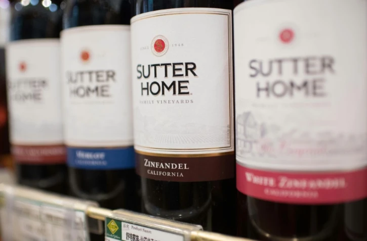 Des bouteilles de vin produites aux Etats-Unis sur un étalage de supermarché à Pékin, le 4 avril 2018