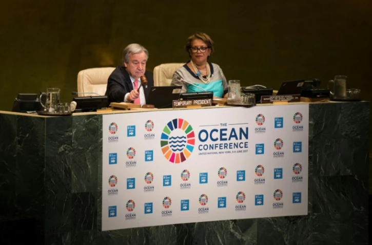 Le secrétaire général de l'ONU Antonio Guterres (g) ouvre la conférence mondiale sur les océans des Nations unies, le 5 juin 2017 à New York