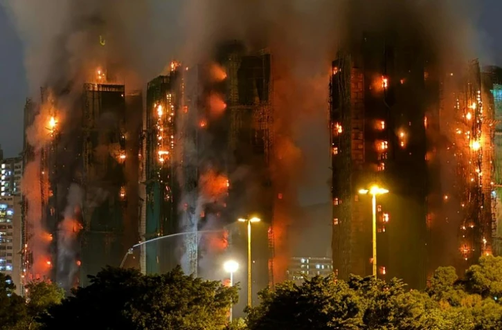 Des immeubles résidentiels en feu à Hong Kong, en Chine, le 26 novembre 2025