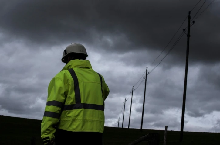 Un employé d'Enedis le 7 mars 2017 près d'Amplepuis dans le centre de la France