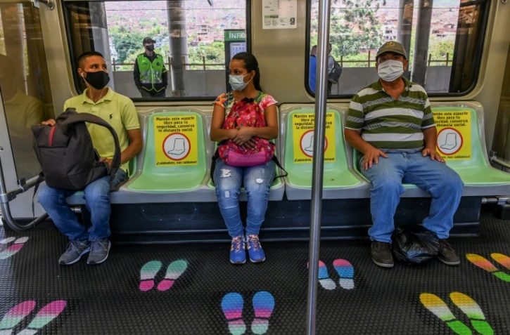 Les sièges et emplacements sont limités dans le métro de Medellin (Colombie), le 4 mai 2020