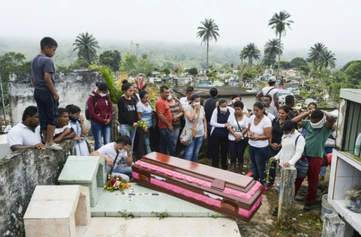 Les funérailles d'une victime de la coulée de boue au cimetière de Mocoa, le 3 avril 2017 en Colombie