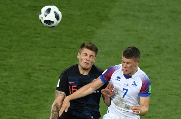 Le défenseur central croate Duje Caleta-Car (g) à la lutte avec le milieu islandais Johann Gudmundsson au Mondial, le 26 juin 2016 à Rostov