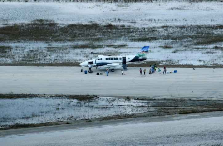 Un avion participe aux opérations d'évacuation, le 6 septembre 2019 à l'aéroport de Marsh Harbour, sur l'île d'Abaco, aux Bahamas