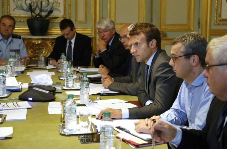 Le président Emmanuel Macron (3e d) lors d'une réunion sur la situation dans les îles Saint-Martin et Saint-Barthélemy dévastées par l'ouragan Irma, le 9 septembre 2017 à l'Elysée, à Paris