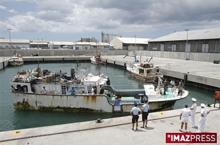 Dimanche 11 Octobre 2009

Le  Lingsar 08 est arrivé au port de la Pointe des Galets