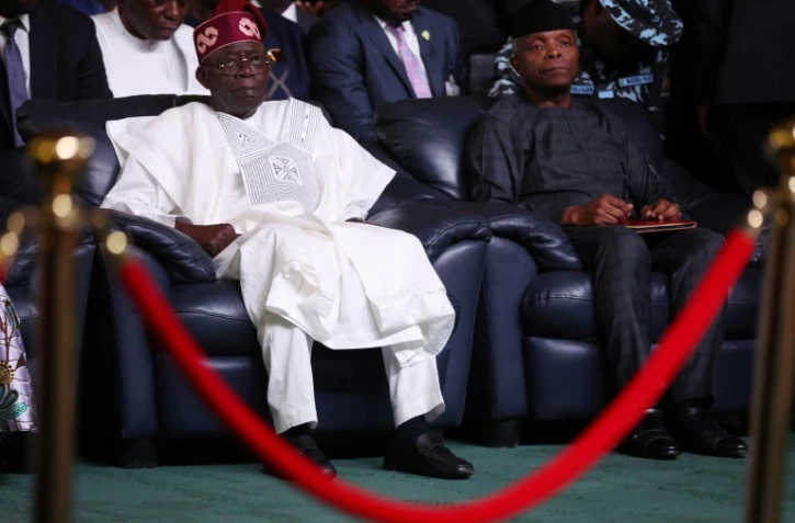 Le nouveau président nigérian Bola Tinubu (à gauche) et le vice-président du Nigeria, Yemi Osinbajo (à droite), à Abuja le 1er mars 2023