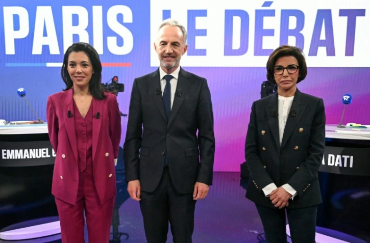 Les candidats à la mairie de Paris avant le débat le 18 mars 2026 sur BFMTV. De gauche à droite : Sophia Chikirou, Emmanuel Gregoire et Rachida Dati