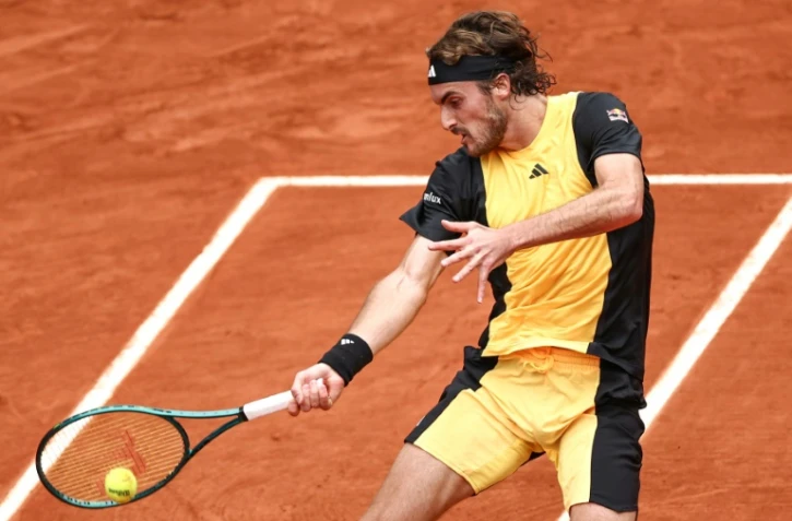 Le Grec Stefanos Tsitsipas en huitième de finale de Roland-Garros contre l'Italien Matteo Arnaldi sur le court Suzanne-Lenglen le 2 juin 2024 à Paris