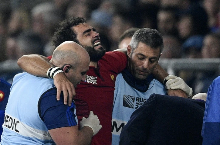 L'ailier du XV de France Yoann Yuget quitte le terrain après s'être blessé à un genou, le 19 septembre 2015 à Twickenham