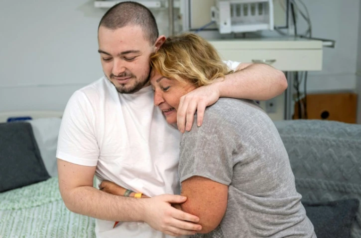 Photo transmise par l'armée israélienne le 8 juin 2024 montrant Almog Meir Jan (G), un des otages libérés par l'armée israélienne lors d'une opération, à l'hôpital Sheba Tel-HaShomer à Ramat Gan, près de Tel-Aviv