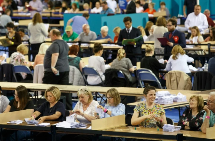 Des Ecossais dépuillent les votes pour le référendum sur le Brexit à Glasgow le 23 juin 2016