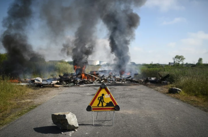 Des pneus incendiés à l'entrée de la raffinerie Total de Donges près de Nantes, le 27 mai 2016 