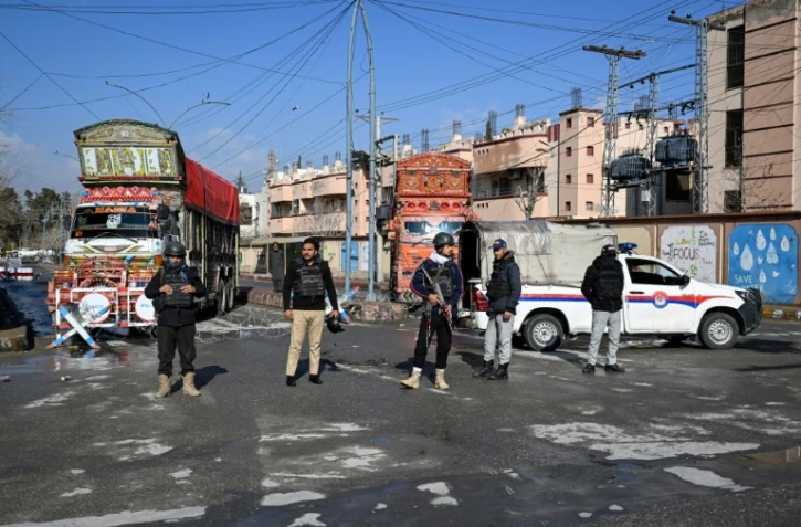 Les forces de sécurité pakistanaises bouclent le 1er février 2026 un quartier à Quetta, la capitale de la province du Baloutchistan, au lendemain d'assauts coordonnés très meurtriers de séparatistes
