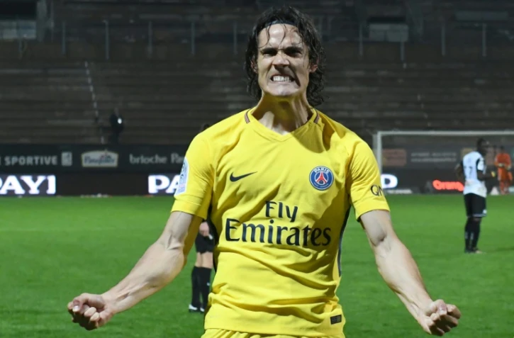 L'attaquant du PSG Edinson Cavani exulte après avoir inscrit un doublé face à Angers au stade Raymond-Kopa, le 4 novembre 2017