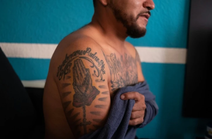 Le député mexicain Pedro Carrizales montre ses tatouages à San Luis Potosí, le 21 août 2018