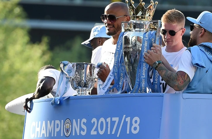 Les joueurs de Manchester City paradent dans les rues de Manchester dans un bus à impériale, après avoir remporté le titre de champion de la Premier League, le 14 mai 2018