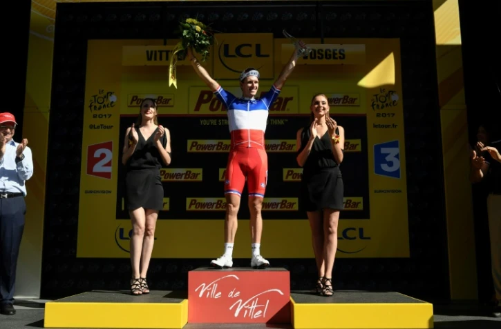 Le Français Arnaud Démare (c) pose sur le podium après sa victoire dans la 4e étape du Tour de France, le 4 juillet 2017 à Vittel