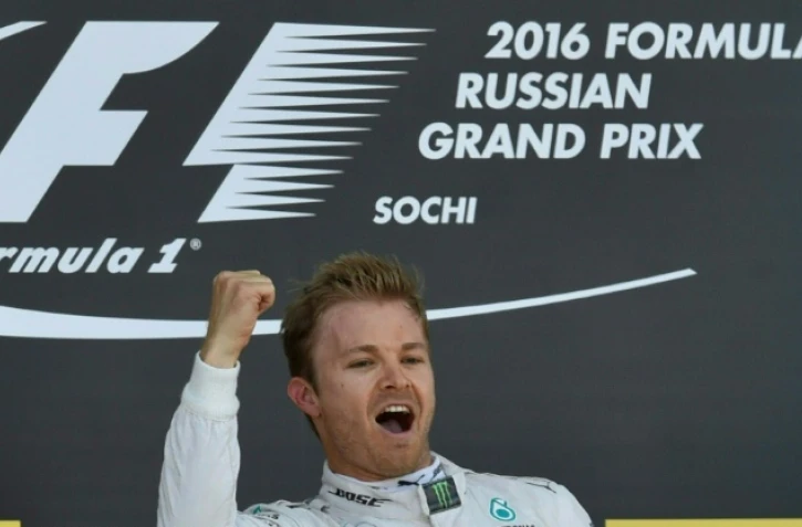 L'Allemand Nico Rosberg (Mercedes) en joie sur le podium après sa victoire au GP de Russie, le 1er mai à Sotchi 