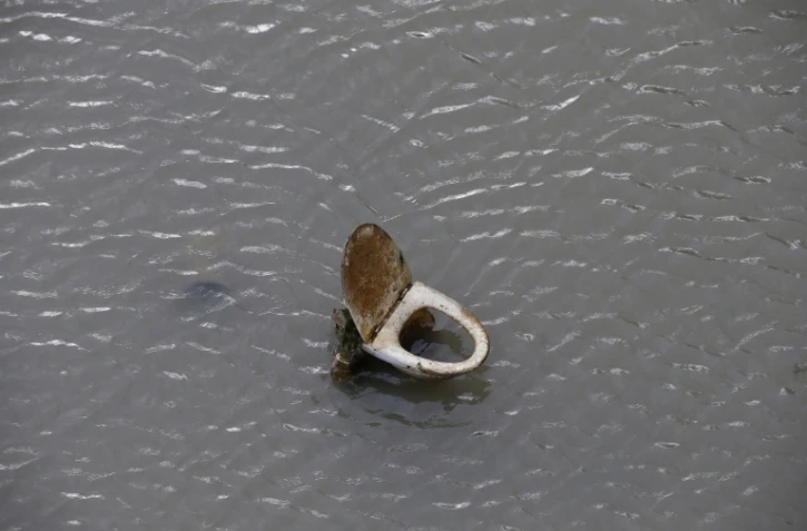 Une cuvette de toilettes émerge des eaux du canal Saint Martin, le 7 janvier 2016 à Paris