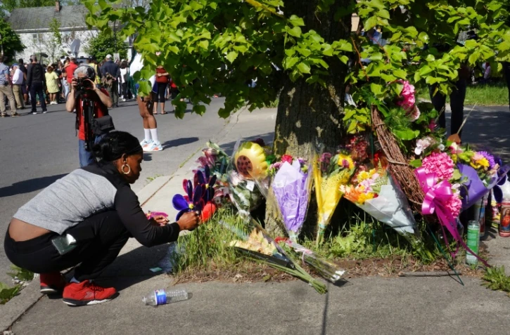 Un mémorial de fleurs devant le supermarché où 10 personnes ont été abattues par un tireur, le 15 mai 2022 à Buffalo dans l'Etat de New York 