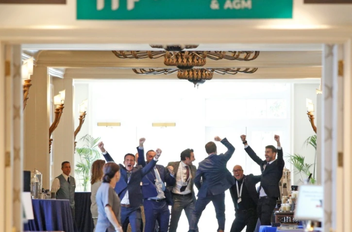 Des membres du groupe d'investissement Kosmos, présidé par le footballeur de Barcelone Gerard Piqué (d) fête l'adoption de la réforme de la Coupe Davis par la Fédération internationale de tennis (ITF) , le 16 août 2018 à Orlando