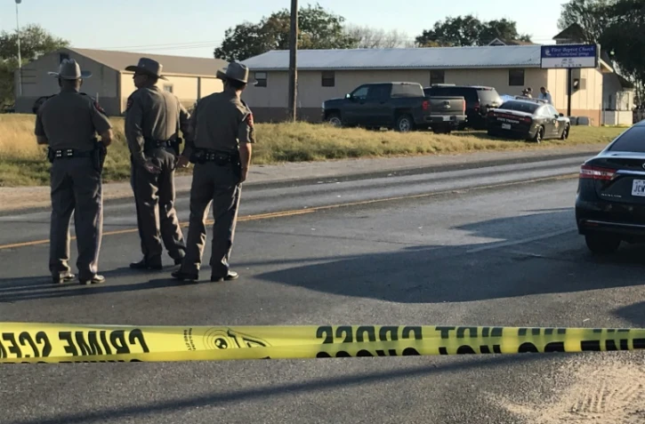 Des policiers américains bloquent une route près du lieu d'une attaque à l'arme à feu, dans une église texane, à Sutherland Springs, le 5 novembre 2017