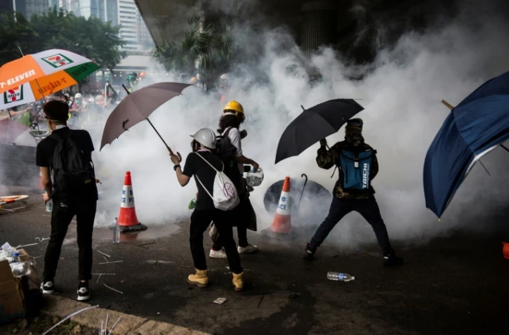 Des gaz lacrymogènes sont tirés par les forces de l'ordre sur des manifestants contre une loi d'extradition controversée, à Hong Kong le 12 juin 2019 