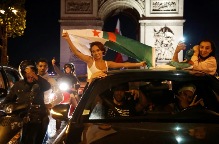 Des supporters de l'Algérie aux Champs Elysées le 14 juillet 2019