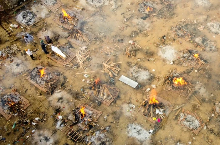 Les proches d'une victime du Covid-19 sont rassemblés pour sa crémation le 26 avril 2021 à New Delhi