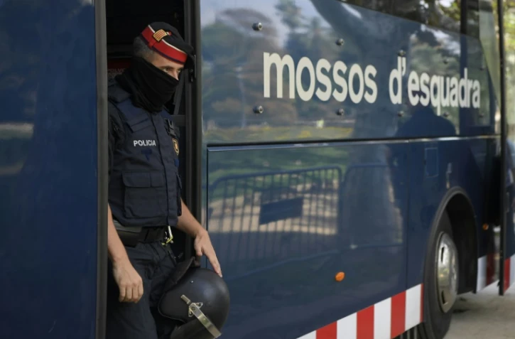 Un membre des Mossos d'Esquadra, la police catalane, près du parlement régional à Barcelone le 10 octobre 2017