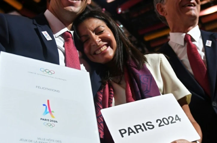 Le triple médaillé d'or Tony Estanguet et la maire Anne Hidalgo célèbrent le succès de la candidature de Paris à Lima le 13 septembre 2017. 