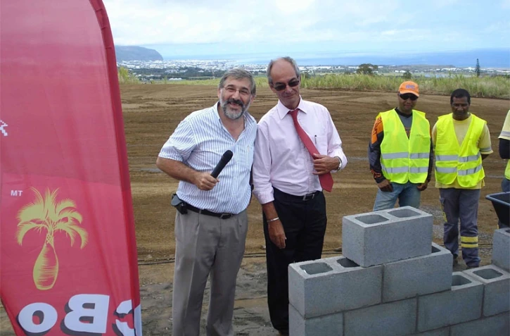 Jeudi 22 octobre 2009
Eric Wuillai, pdg de CBo Territoria et Jean-Louis Lagourge posent la première pierre de Beauséjour, futur nouveau quartier de Sainte-Marie