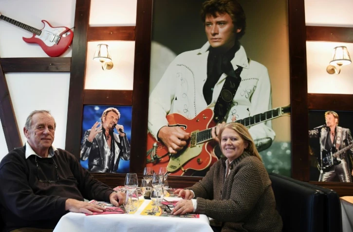 Lucien Rees et sa femme Germaine posent dans leur restaurant la "Table de Johnny" à Sélestat, le 13 février 2018