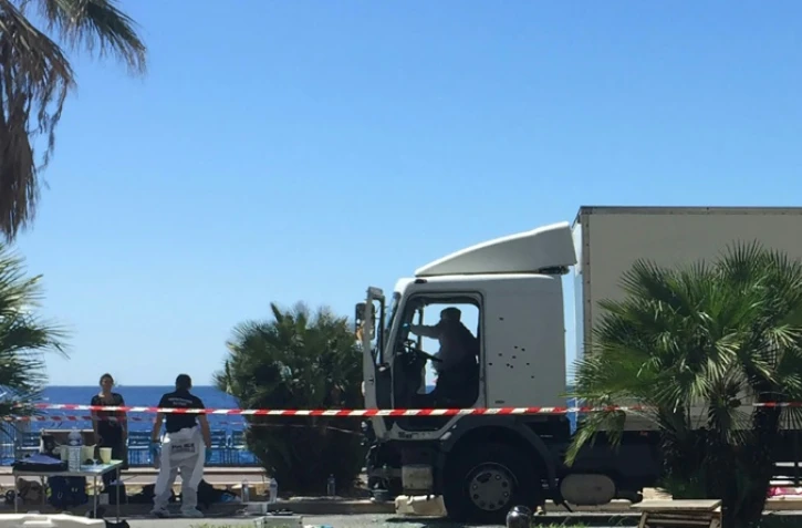 Des policiers et experts le 15 juillet 2016 près du camion qui a roulé dans la foule à Nice