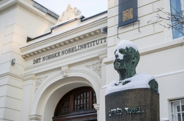 Un buste du Suédois Alfred Nobel devant l'Institut Nobel norvégien à Oslo, en Norvège, le 8 janvier 2026
