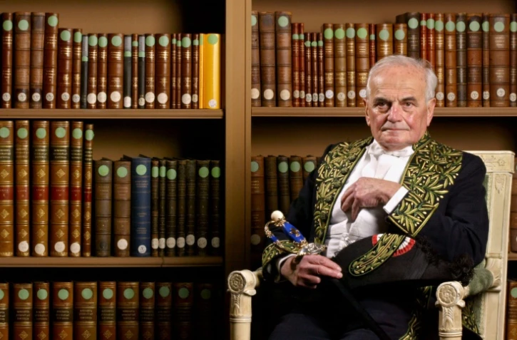 Michel Déon pose en habit d'académicien le 4 décembre 2003