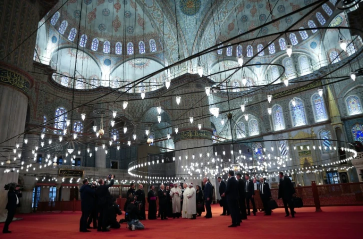 Le pape Léon XIV visite la Mosquée bleue à Istanbul, le 29 novembre  2025, au troisième jour de sa visite en Turquie