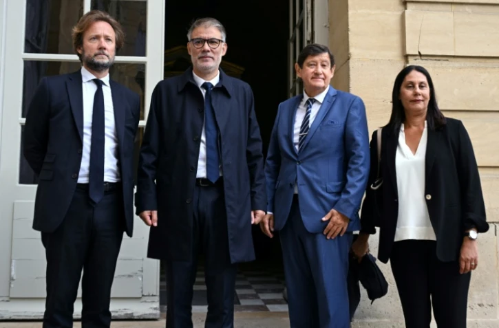 (De la gauche vers la droite) Le président du groupe Socialiste et Apparentés à l'Assemblée nationale, Boris Vallaud, le premier secrétaire du parti Socialiste (PS), Olivier Faure, le président du groupe Socialiste, Écologiste et Républicain au Sénat, Patrick Kanner, et la députée européenne du groupe de l'Alliance Progressiste des Socialistes et Démocrates, Nora Mebarek, posent à leur arrivée  à l'Hôtel de Matignon à Paris, le 4 septembre 2025