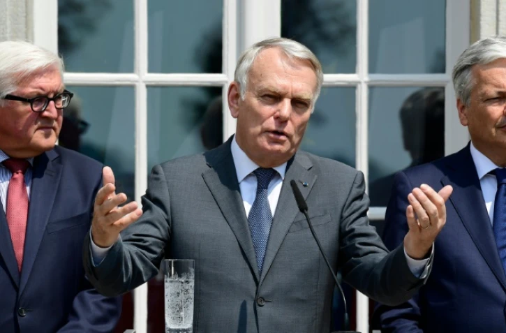 Le ministre français des affaires étrangères Jean-Marc Ayrault (c) s'adresse à la presse entouré de son homologue allemand Frank-Walter Steinmeier (g) et belge Didier Reynders, lors d'une conférence de presse à Berlin, le 25 juin 2016