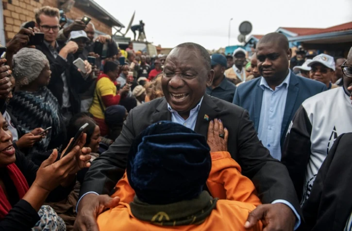 Le président sud-africain Cyril Ramaphosa salué par des partisans, le 8 mai 2019 à Soweto