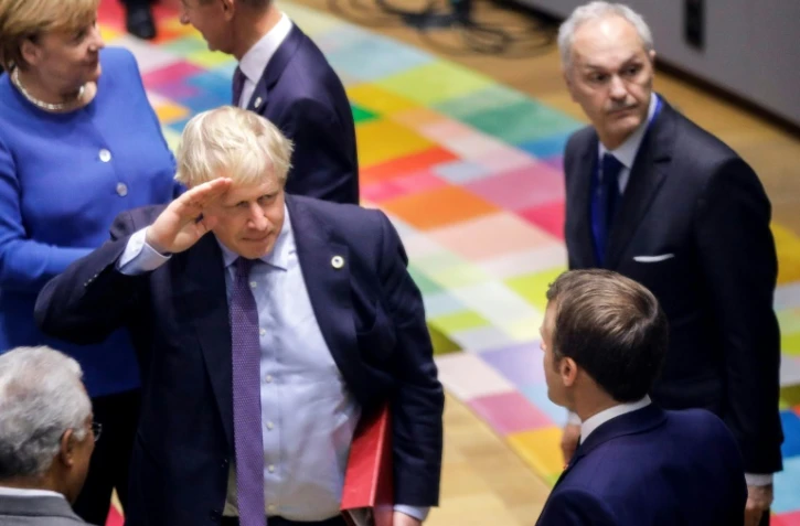 Le Premier ministre Boris Johnson salue le président français Emmanuel Macron lors du sommet européen de Bruxelles le 17 octobre 2019