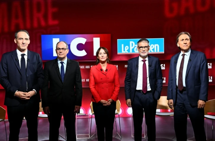 (De g à d) Les candidats à la primaire du PS et de Place publique — Raphaël Glucksmann, Emmanuel Maurel, Ségolène Royal, Olivier Faure et Jérôme Guedj posent avant un débat organisé par LCI à Boulogne-Billancourt, le 23 septembre 2026